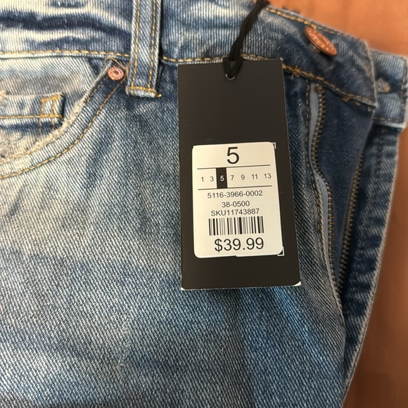 NWT size 5 Refuge Denim ripped jeans - Picture 3 of 3